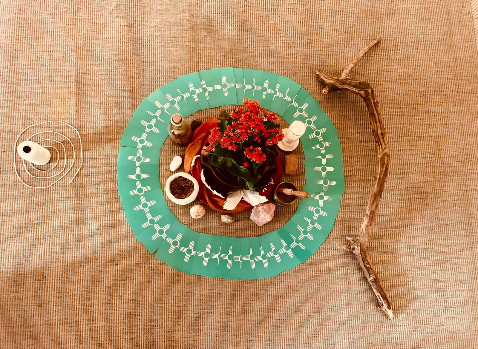 Detalhes do altar com ervas e elementos ancestrais