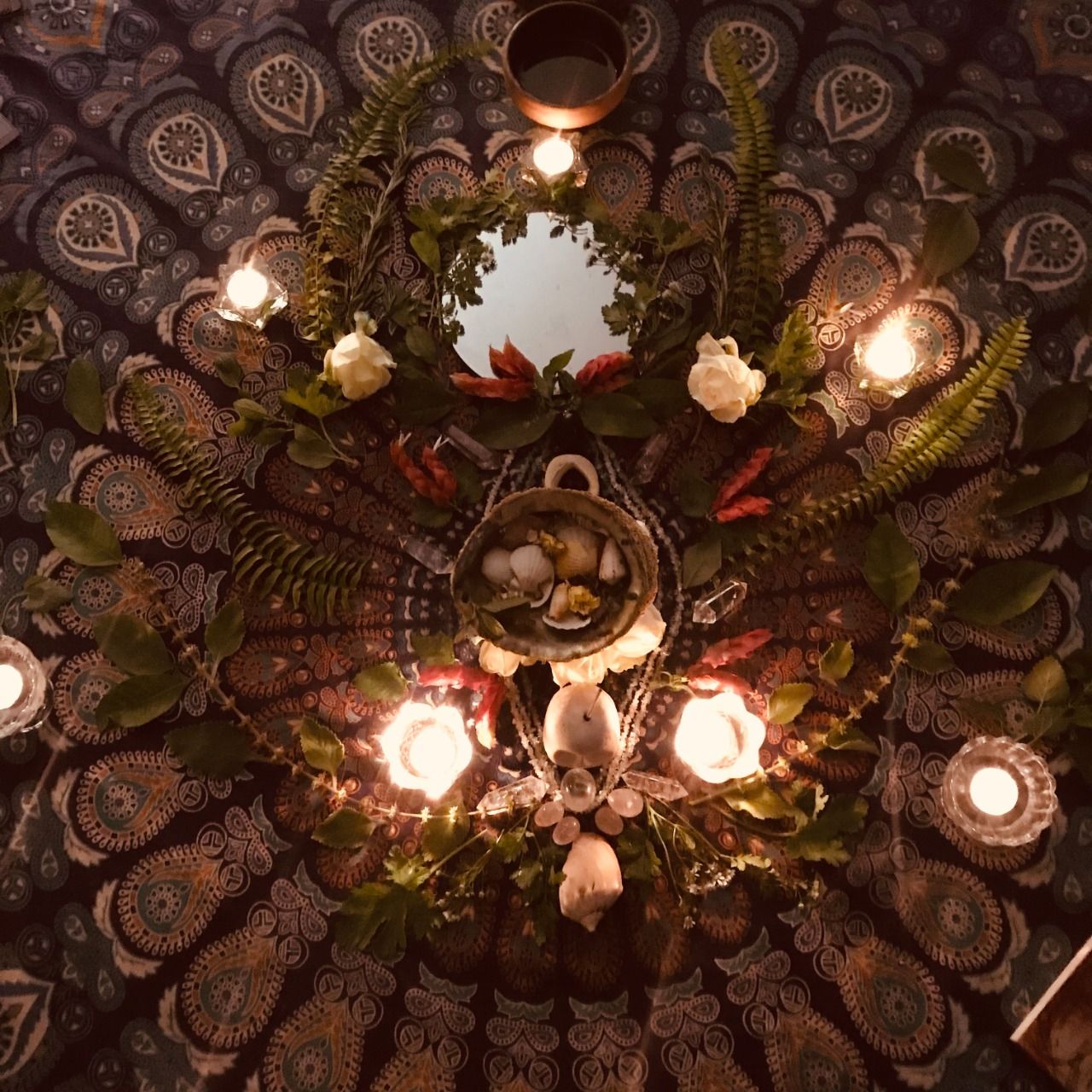 Detalhes do altar com ervas e elementos ancestrais