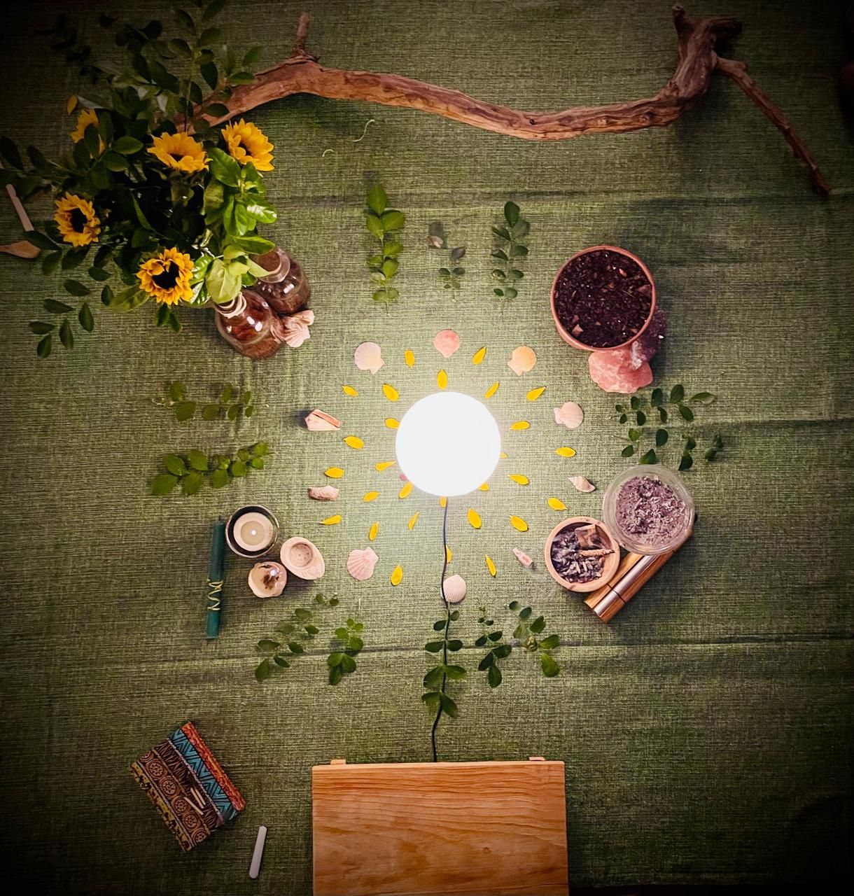 Detalhes do altar com ervas e elementos ancestrais