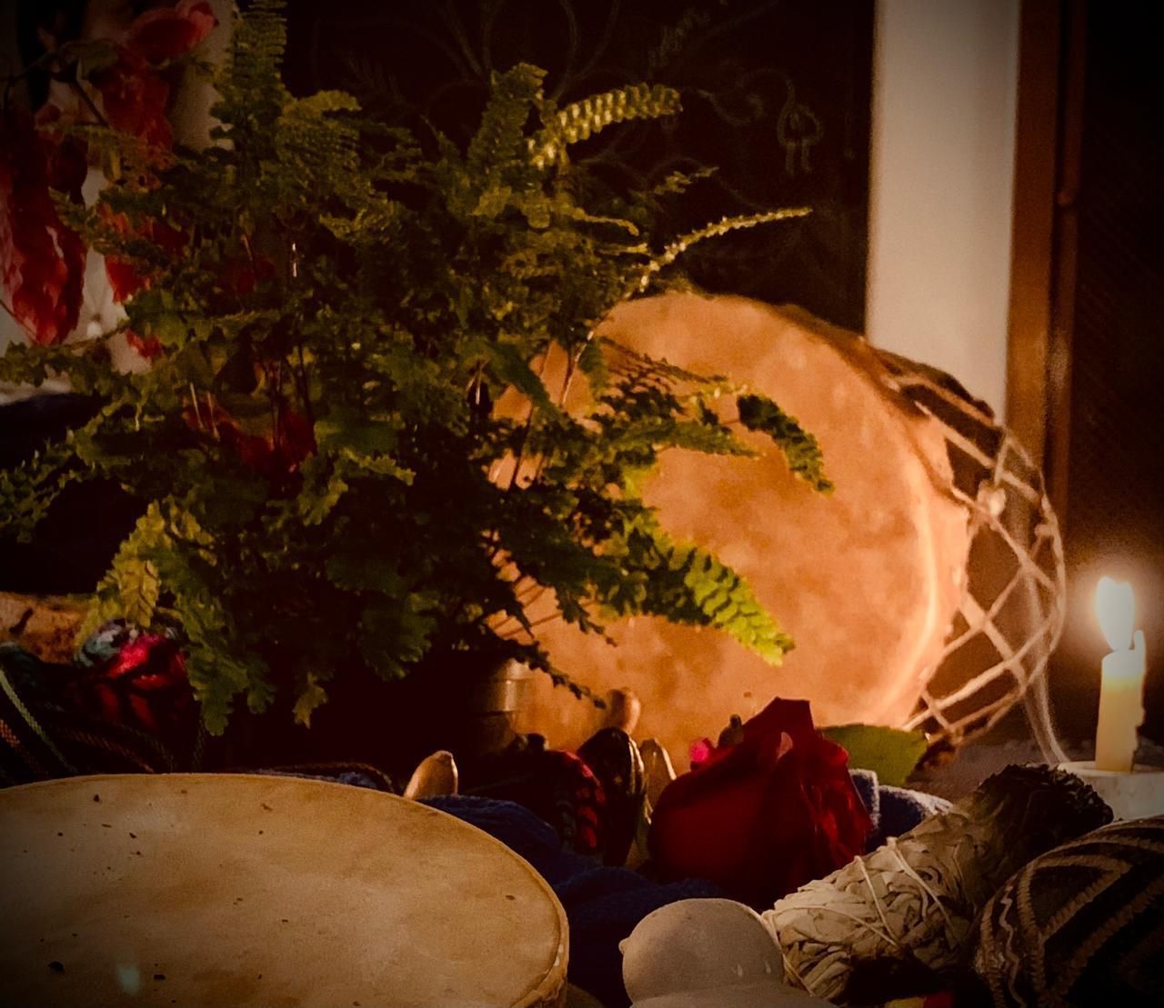 Detalhes do altar com ervas e elementos ancestrais