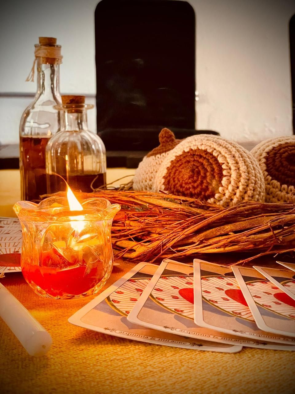 Detalhes do altar com ervas e elementos ancestrais