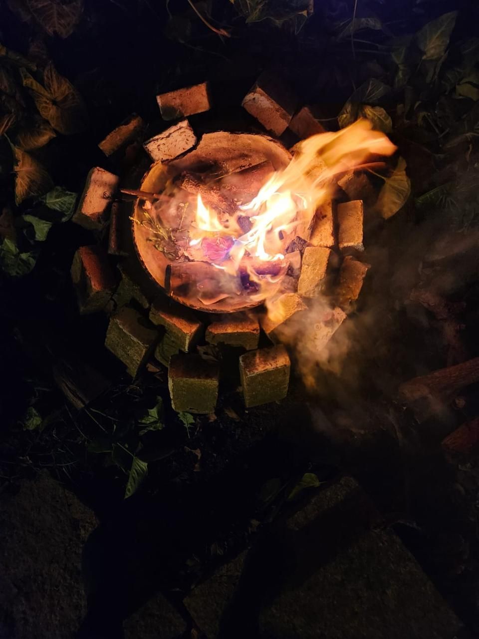 Detalhes do altar com ervas e elementos ancestrais