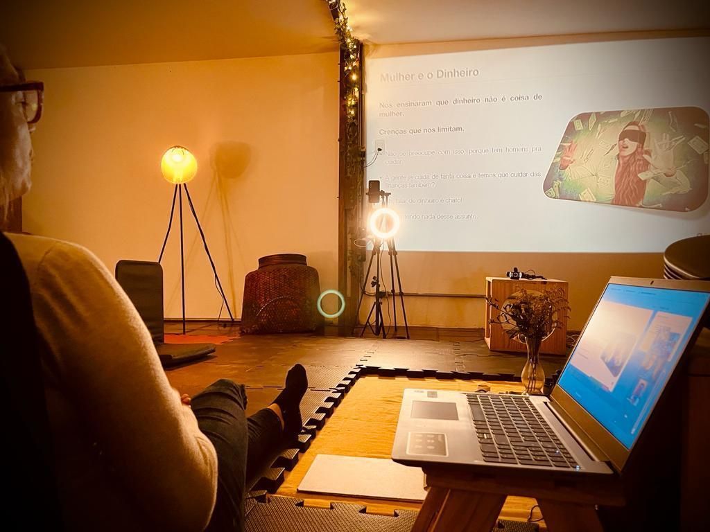 Círculo de mulheres em roda de conversa na Casa Pulsar