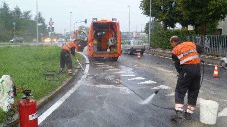 lavaggio strade dopo incidenti