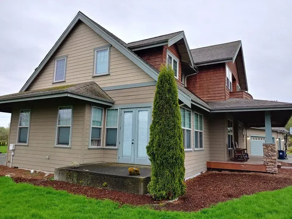 Bellingham, WA house showing old, worn paint before renovation.