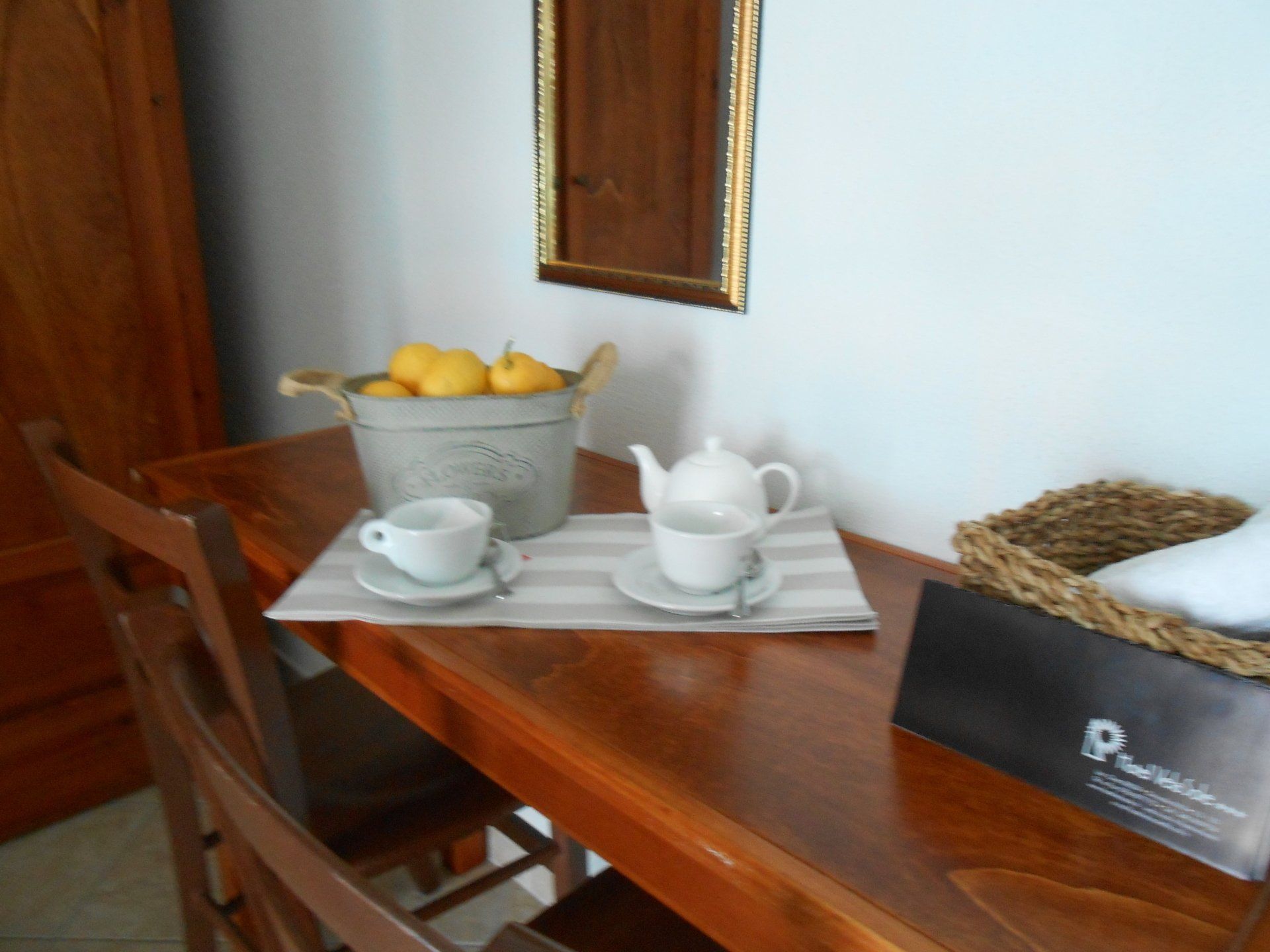 tavolo apparecchiato per la colazione