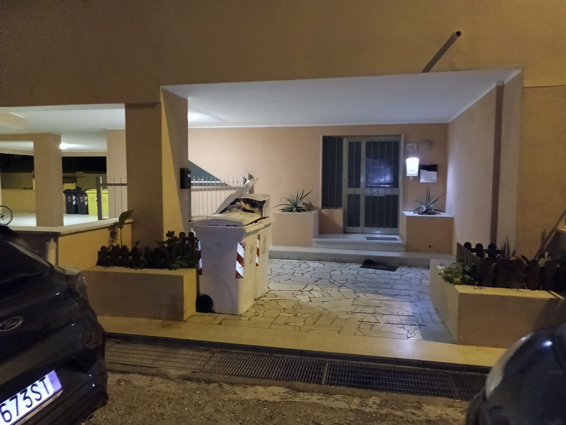 Un'auto con targa gx331 è parcheggiata davanti a un edificio
