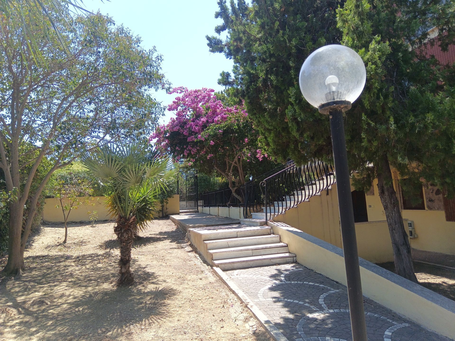 Un lampione è in mezzo a un parco