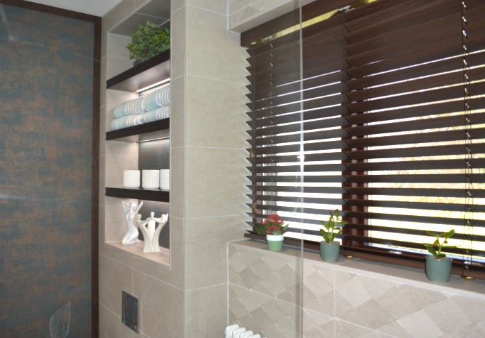 A bathroom with a window with blinds on it