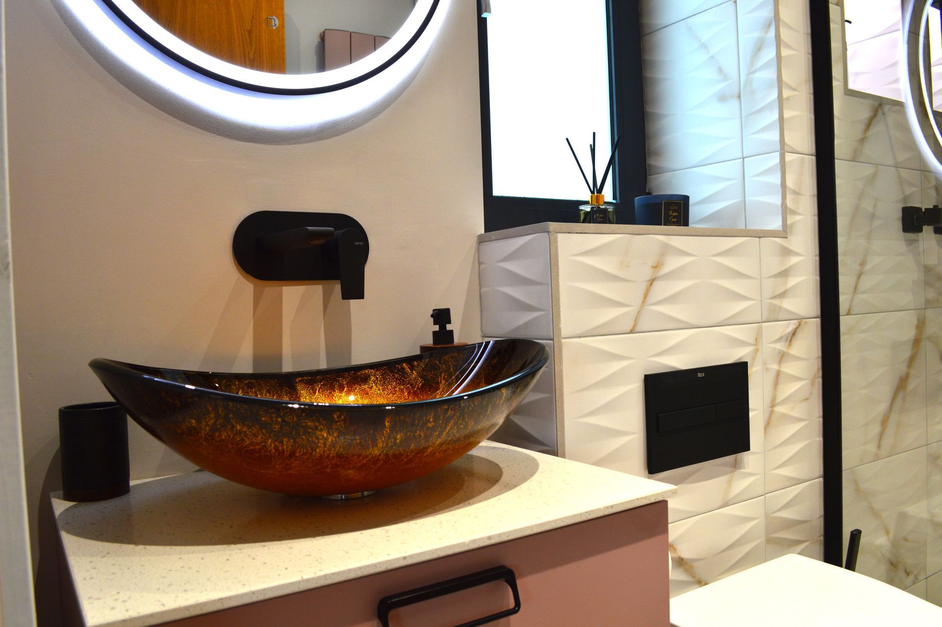 A bathroom with a sink and a mirror