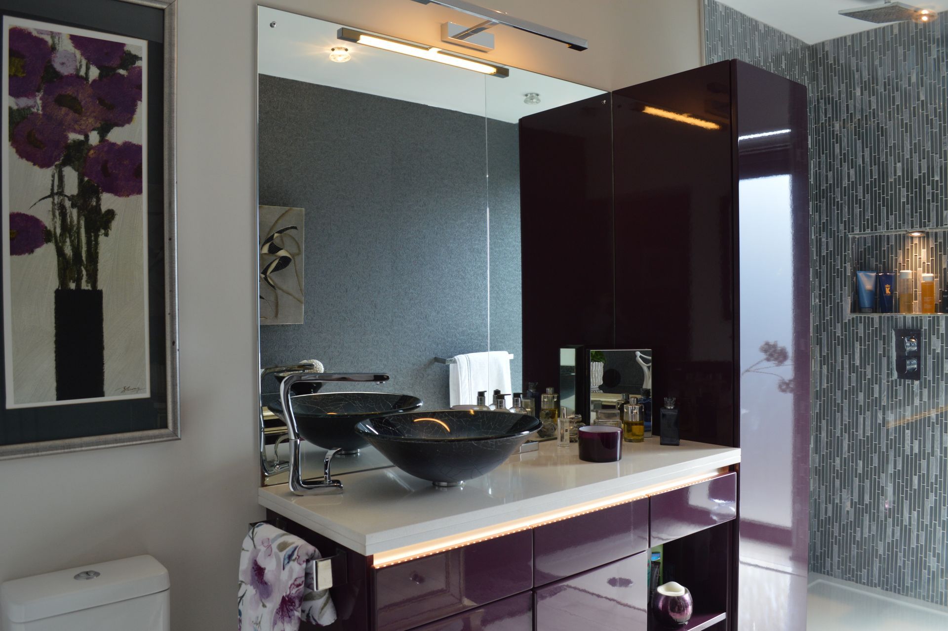 A bathroom with two sinks and a toilet