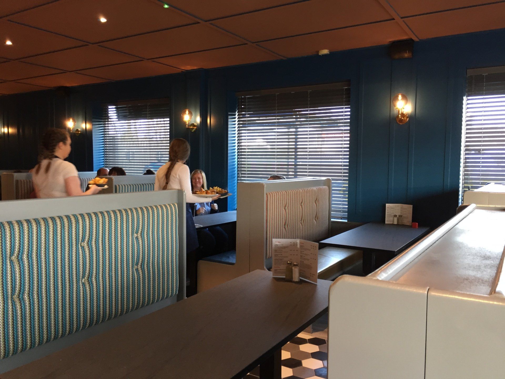 A group of people are sitting at tables in a restaurant.