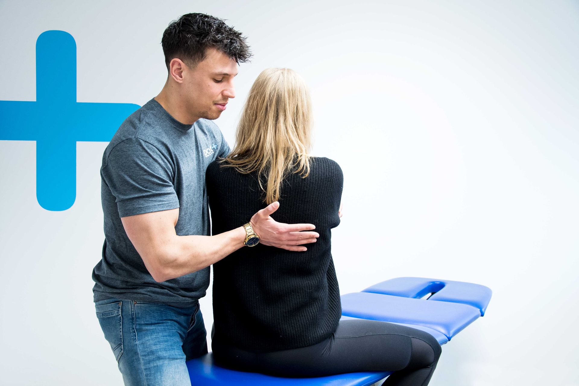 Fysiotherapeut controleert houding van de rug