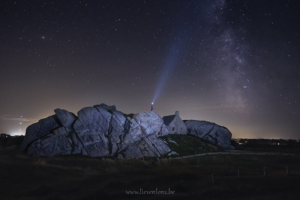 Bretagne huisje tussen de rotsen met de melkweg