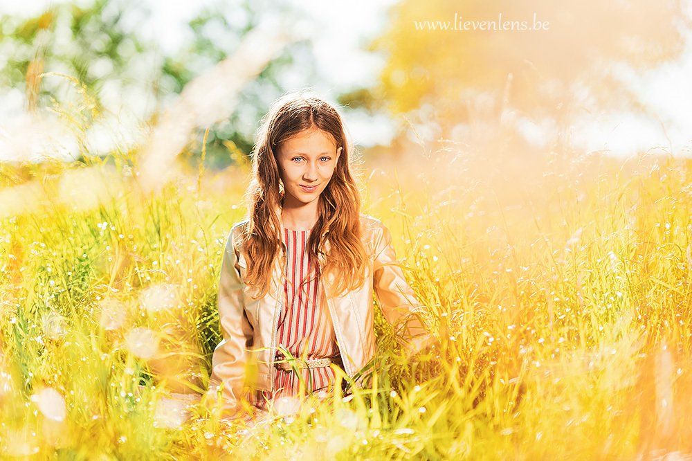 communie foto meisje lang gras natuur