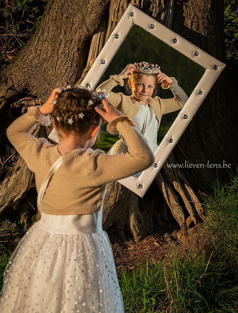 Communiefoto prinses in de natuur met een spiegel