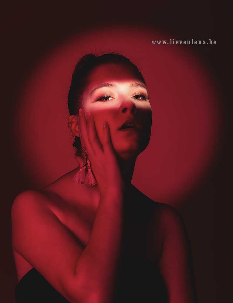 creatieve voorbeeldfoto's in de studio met optische snoot