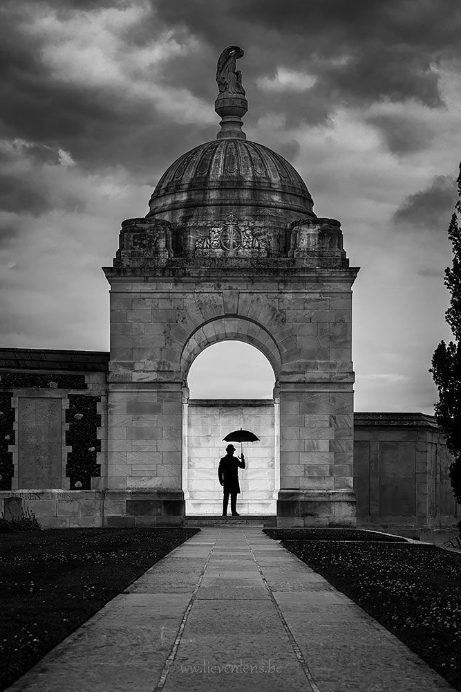 Fine-art-locatie-Belgie-man-met-paraplu.