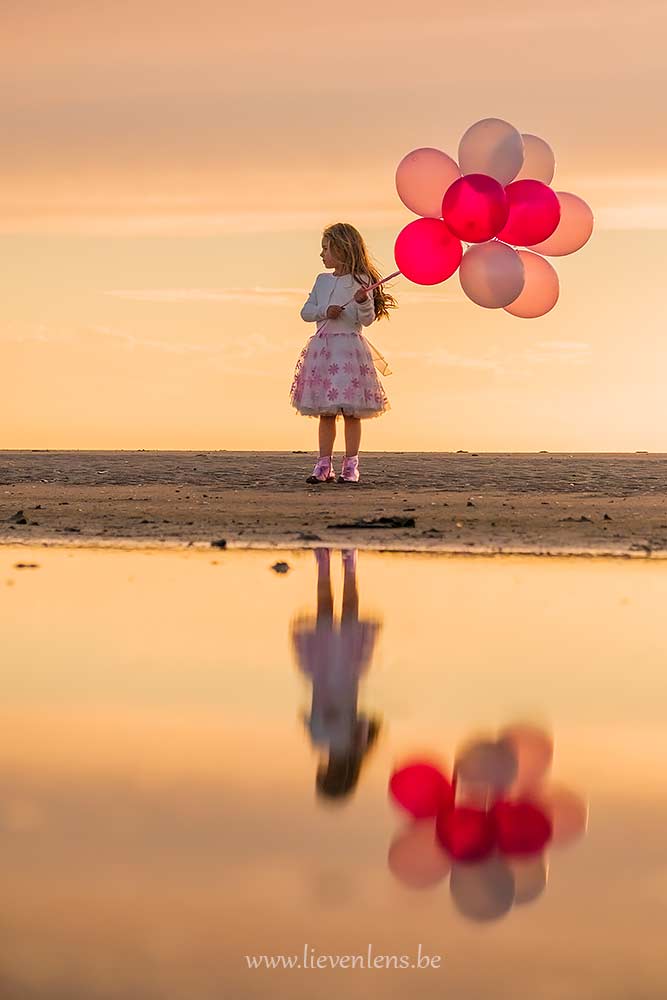 Communie meisje ballonnen zee