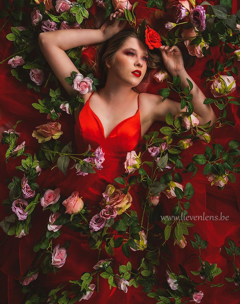 Model tussen bloemen