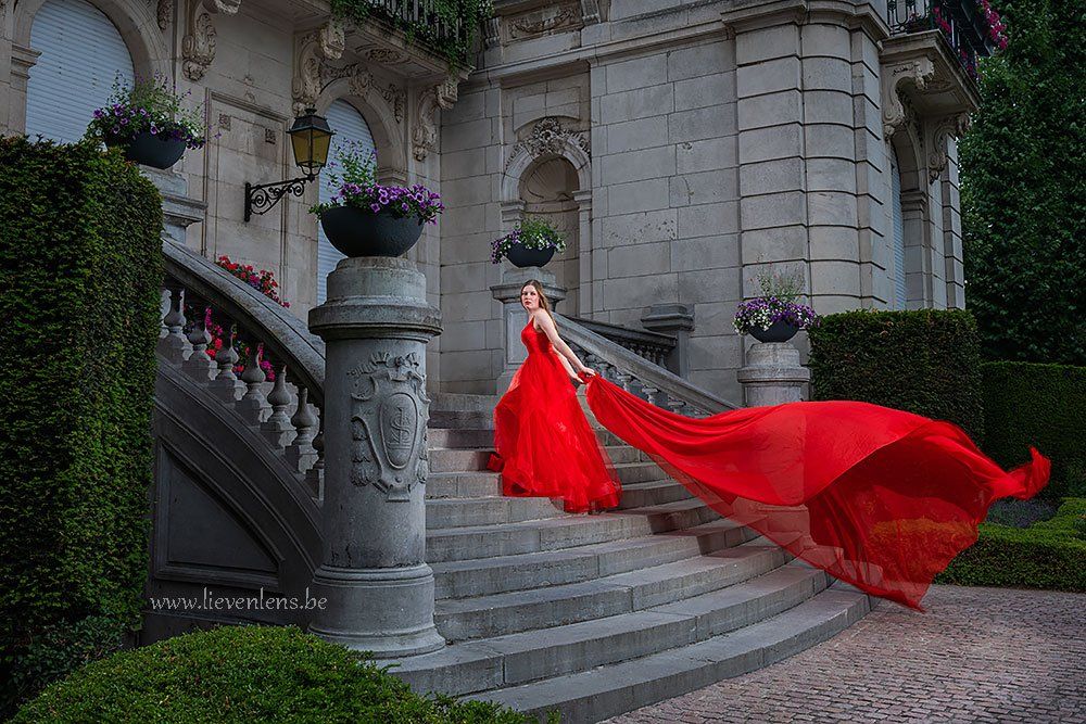 Model op trap met rood kleed