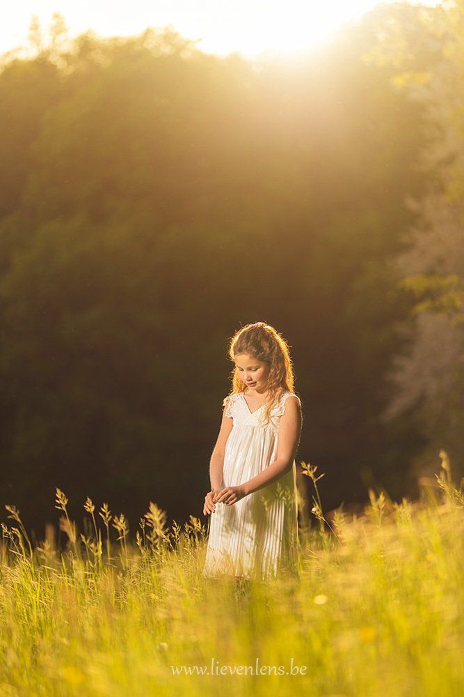 communiefoto meisje natuur buiten tegenlicht dromerige sfeer