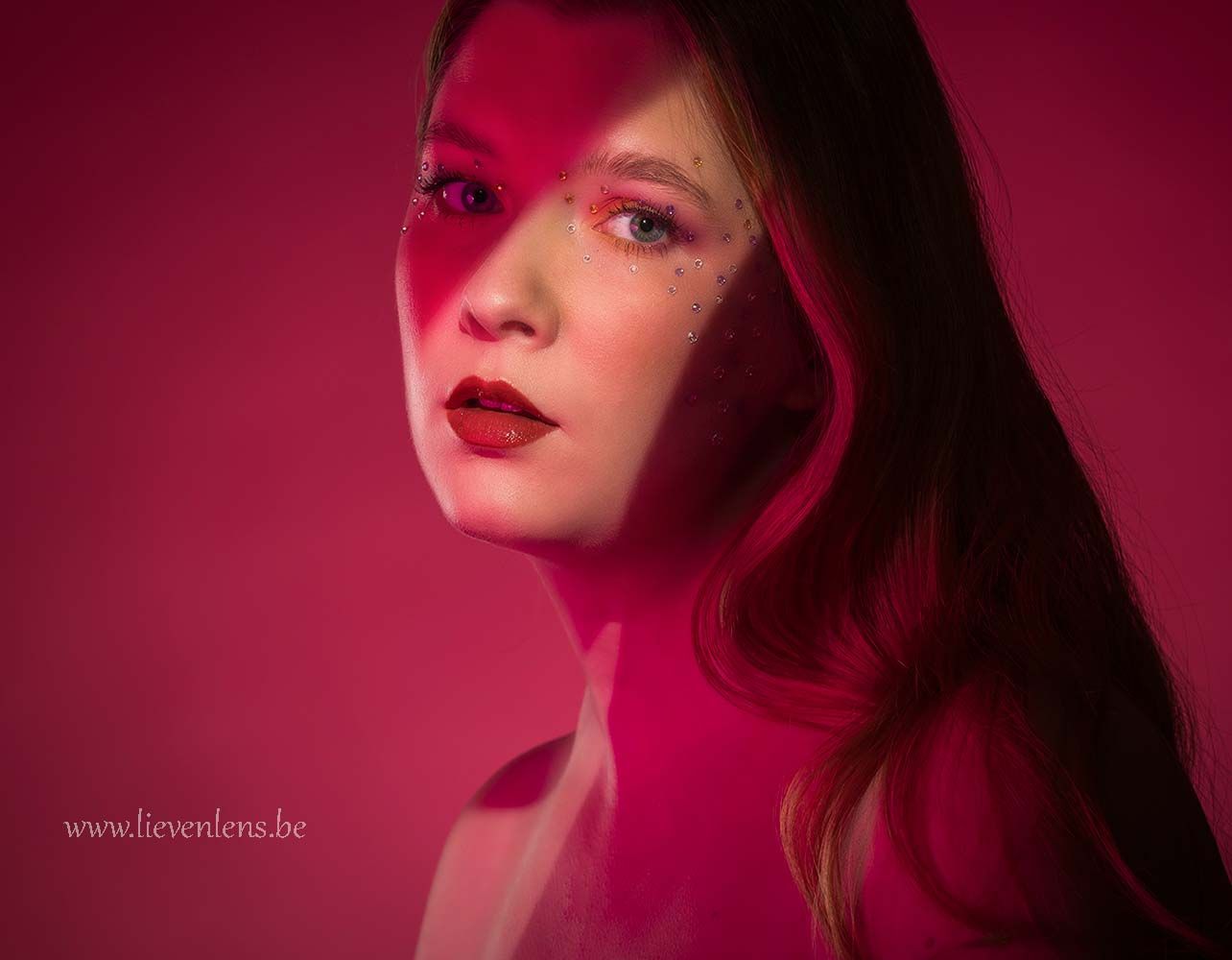 Portret met roze achtergrond