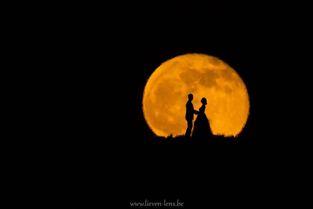 speciale trouwfoto met de maan trouwen