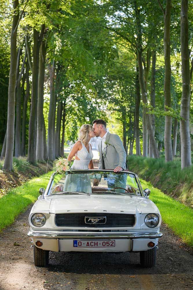 Trouwfoto's met een witte ford mustang lieven lens