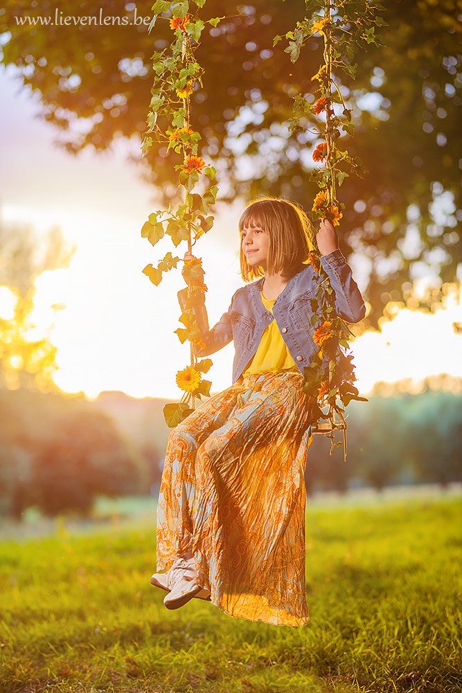 Originele dromerige communiefoto meisje schommel