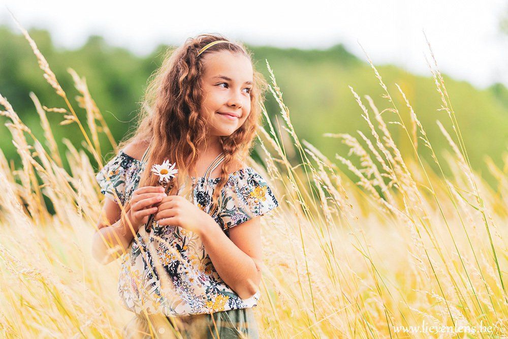 communiefoto meisje in natuur