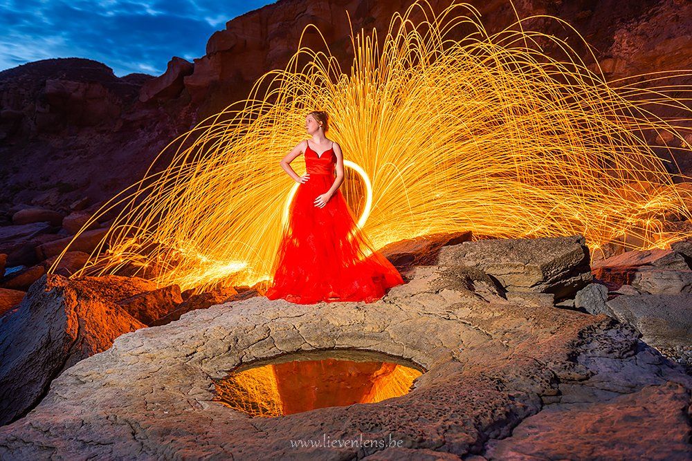 Vuurwerk model fashion rotsen lightpainting