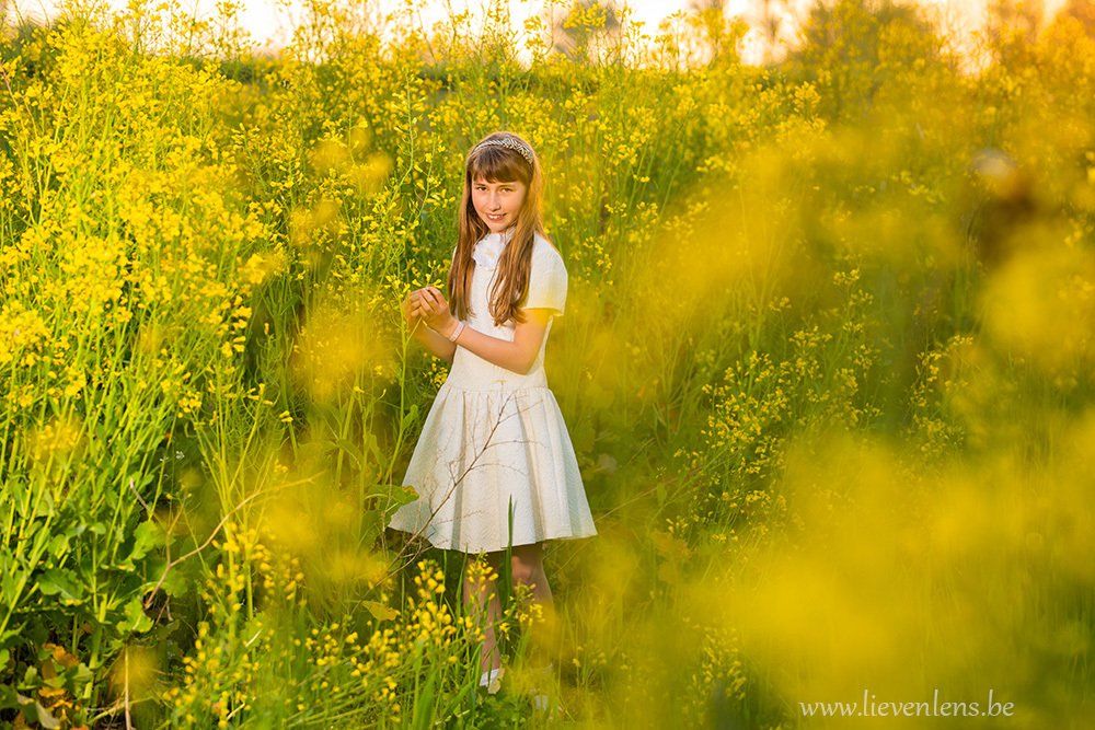 communie foto natuur sfeer meisje bloemen