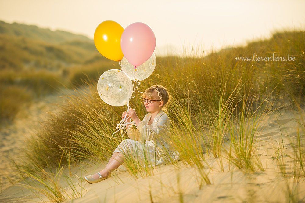 communiefoto meisje zee strand ballon