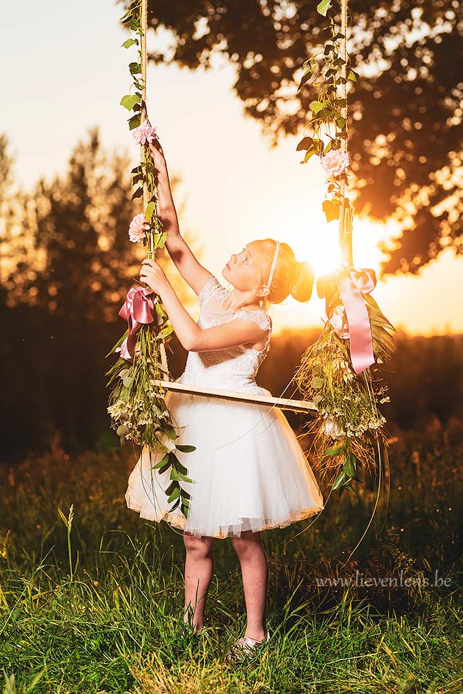 communiefoto meisje met schommel voorbeeld