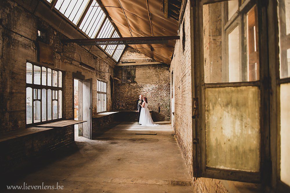 Trouwen cultuurfabriek trouwfoto's in een oude fabriek