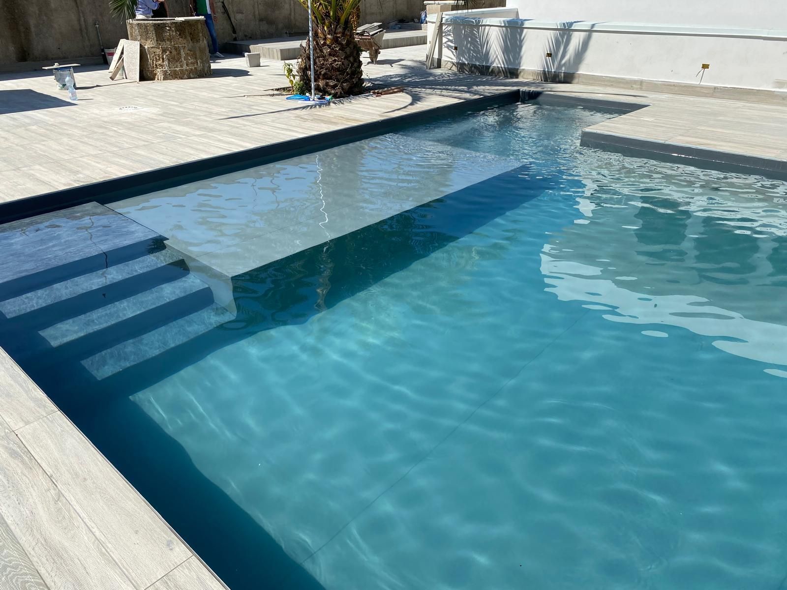 piscina con scala interna