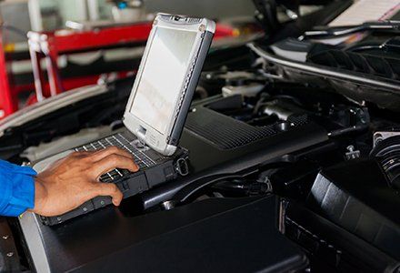 Transmissions — Mechanic with Laptop in Belleville, N