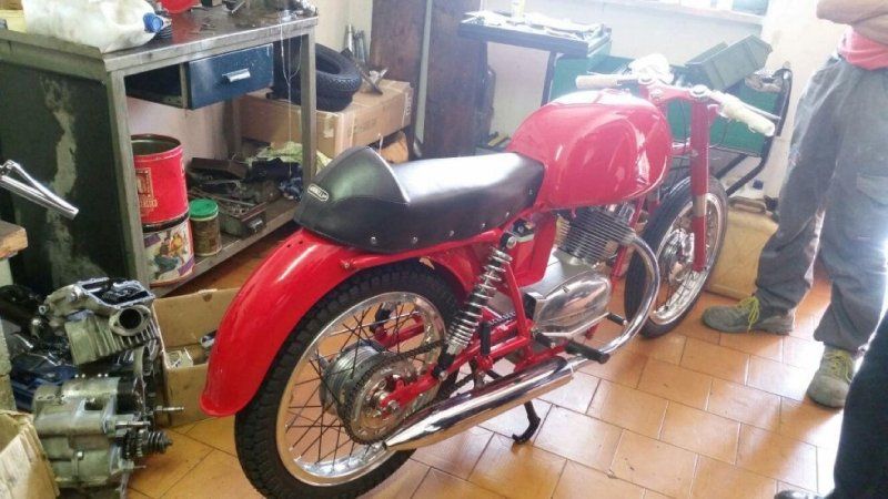 moto guzzi rossa