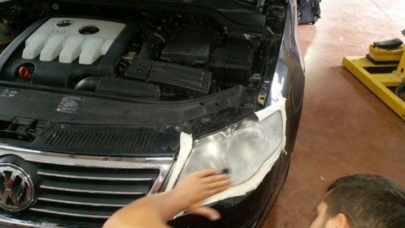 applicazione di faro su auto