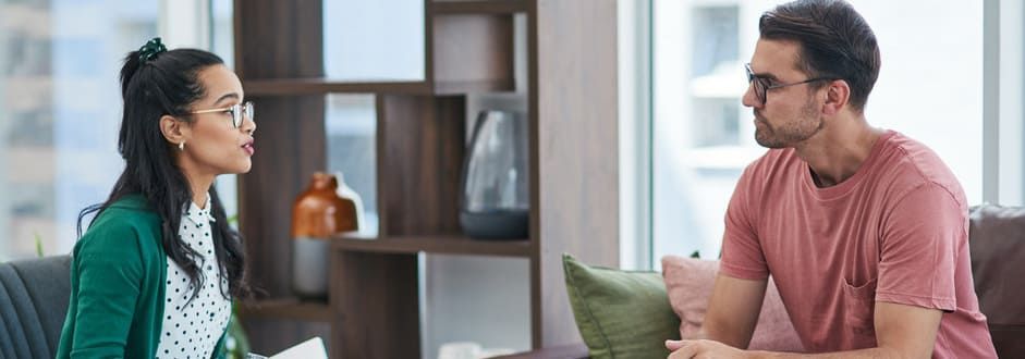 homem e mulher conversam em uma consulta com um psicólogo
