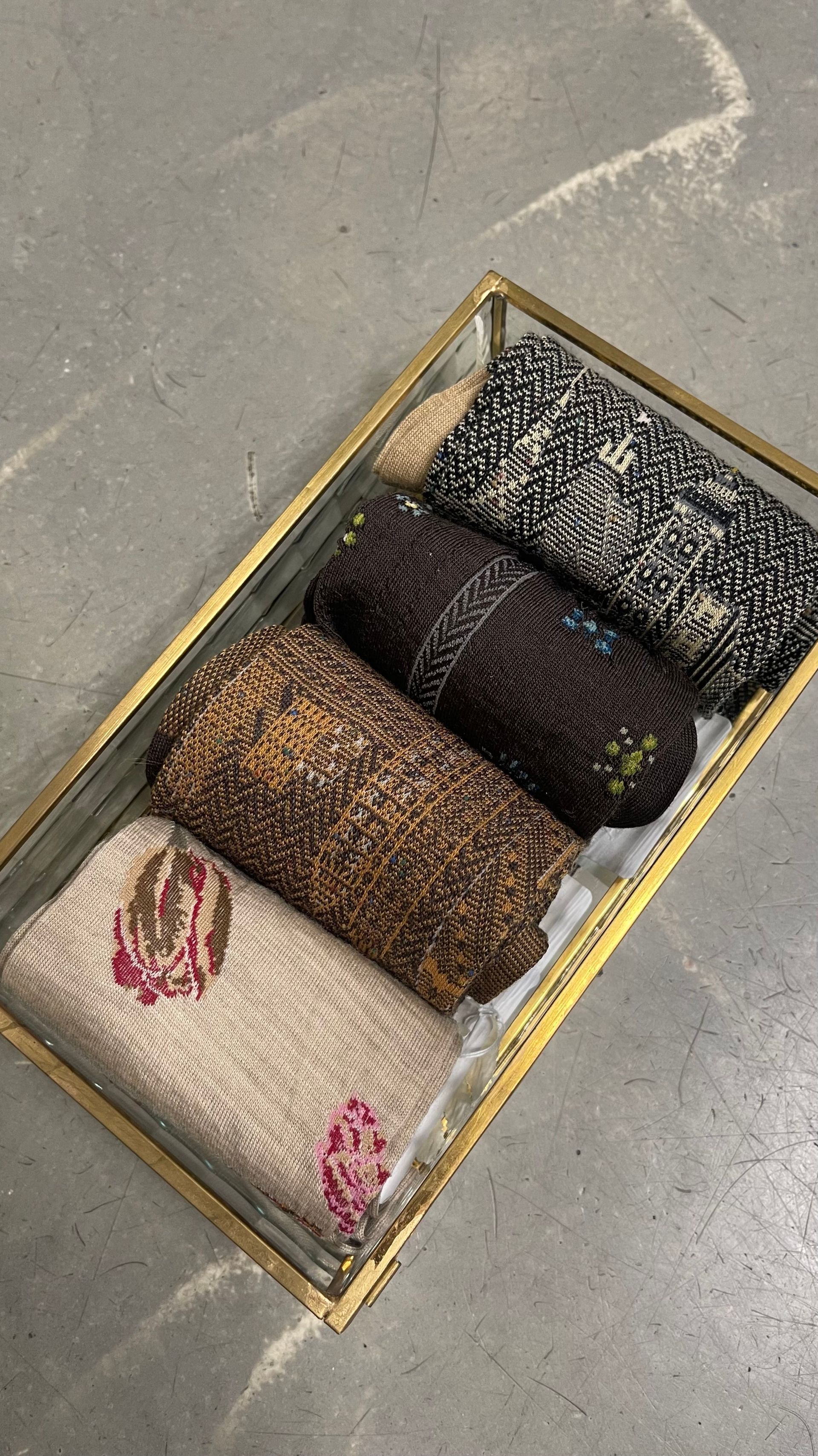 Interno di un negozio di abbigliamento con espositori di abiti in bianco e nero. Combinazione di colori neutri.