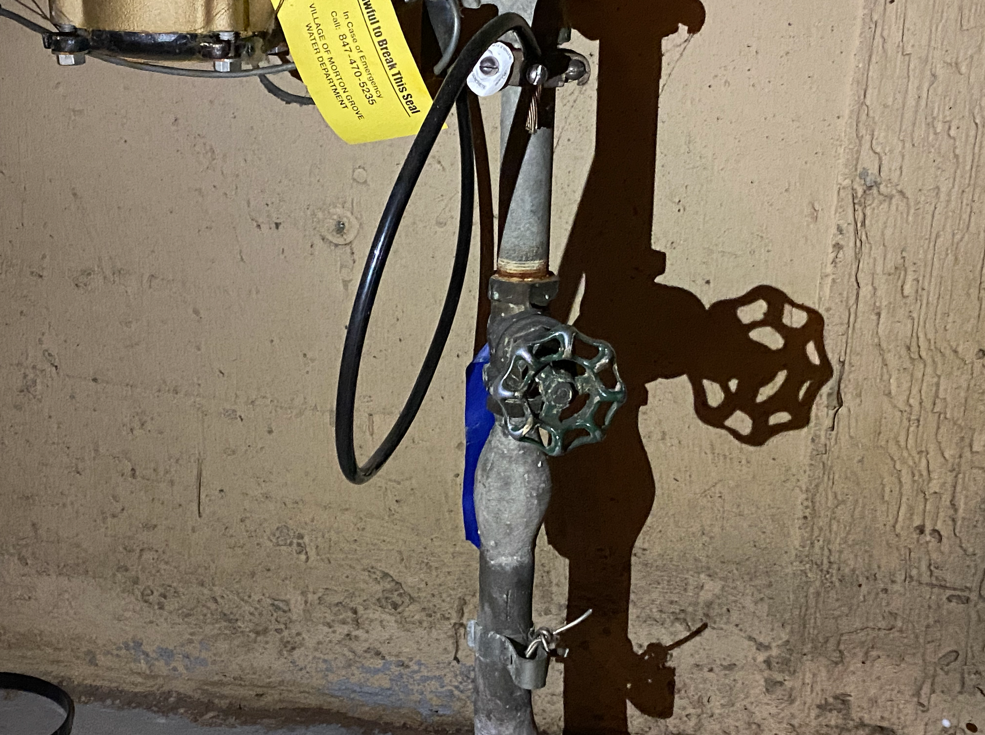 A pipe with a yellow tag on it that says