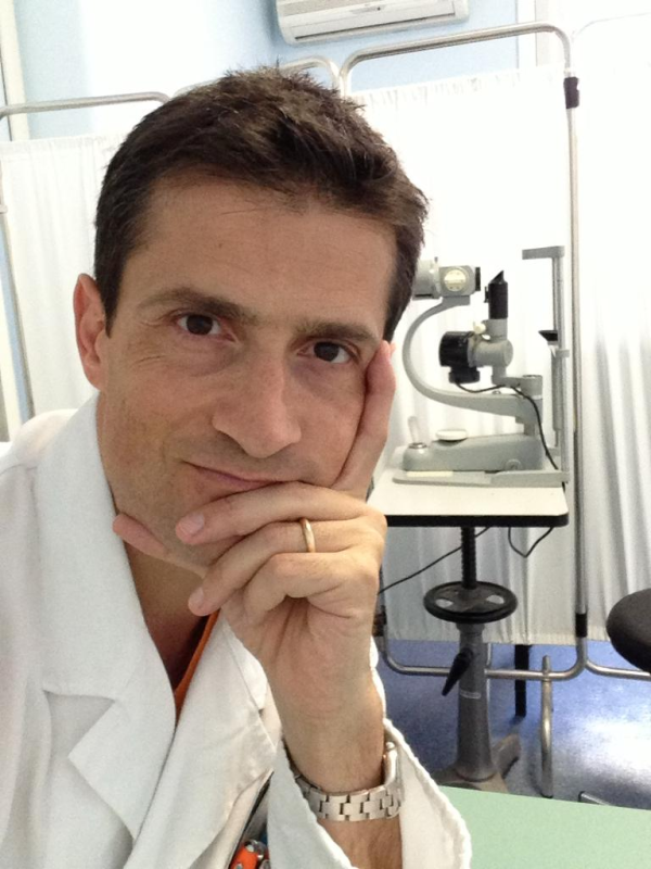 Uomo alla guida con problemi alla vista