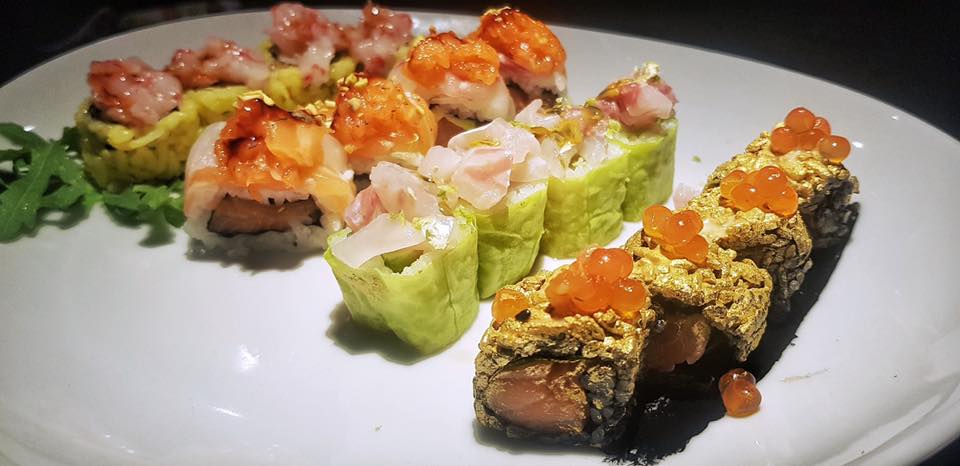 Piatto con file di sushi