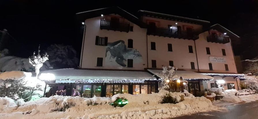 Hotel di notte con neve