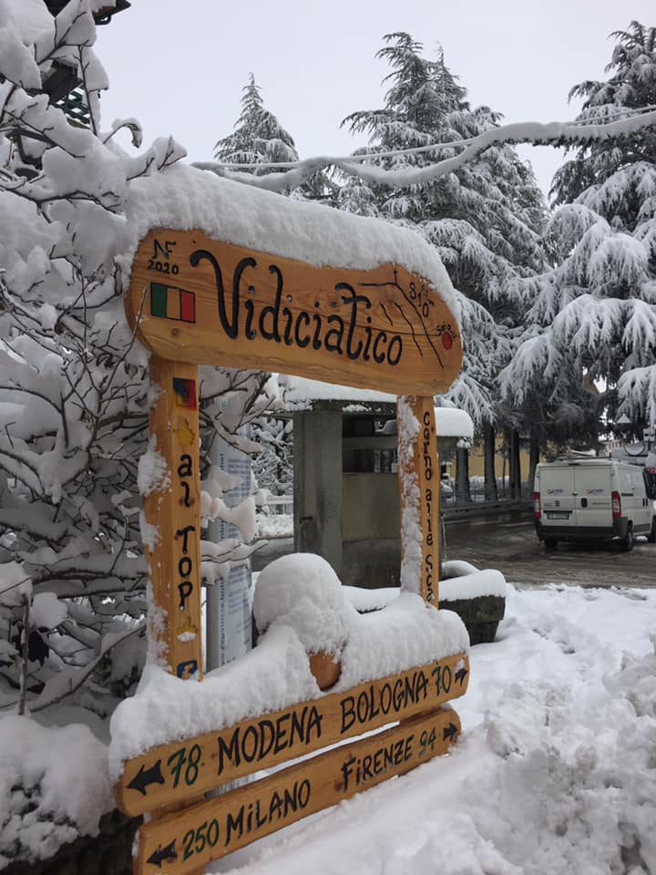 Snow-covered Vidiciatico sign in Bologna