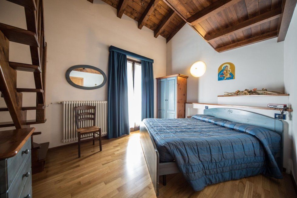 Room with double bed