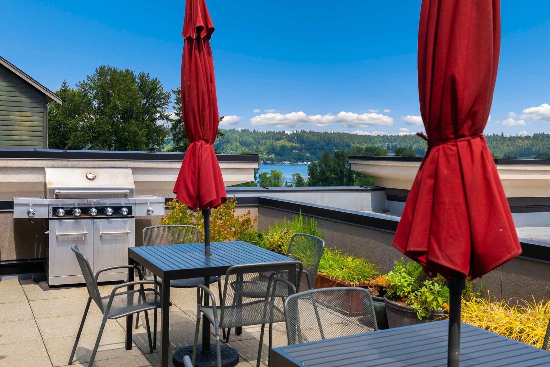 Photo of the seating area on the rooftop, with a barbecue grill nearby