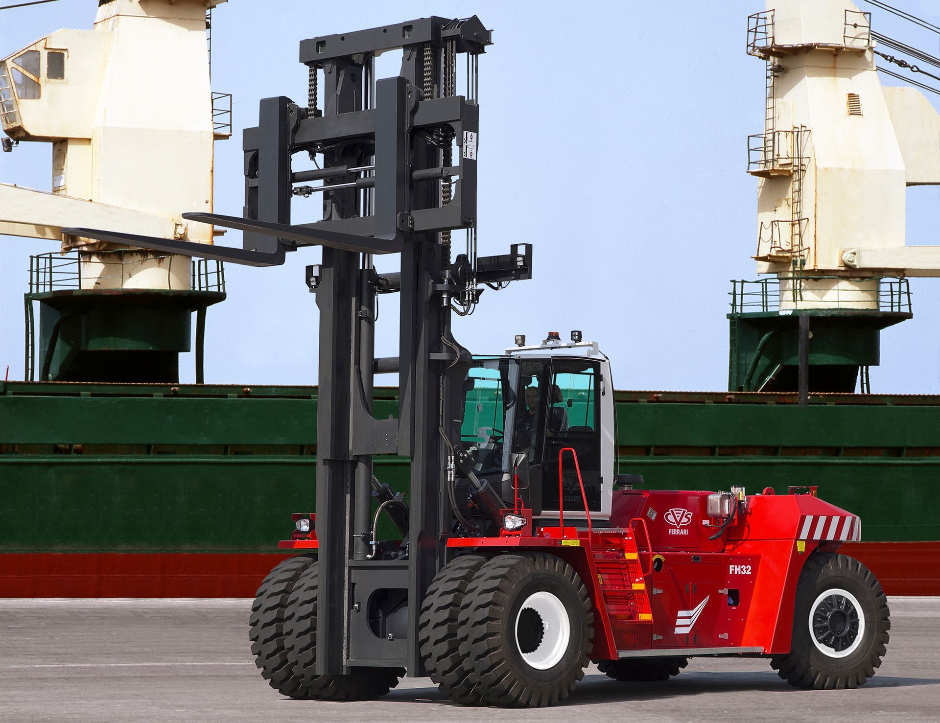 Una carretilla elevadora roja está estacionada frente a un gran barco
